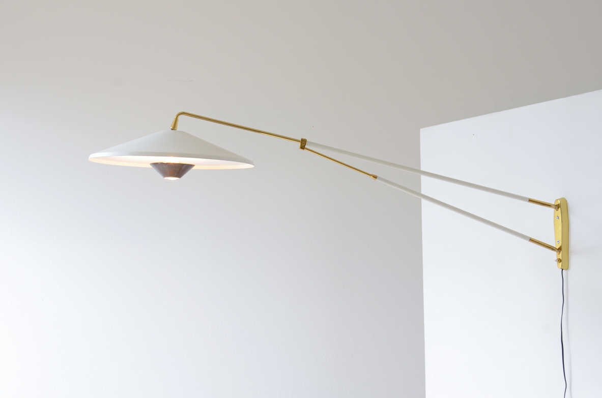 Giuseppe Ostuni Rare wall lamp adjustable in all positions with extendable arm. Oluce 1950