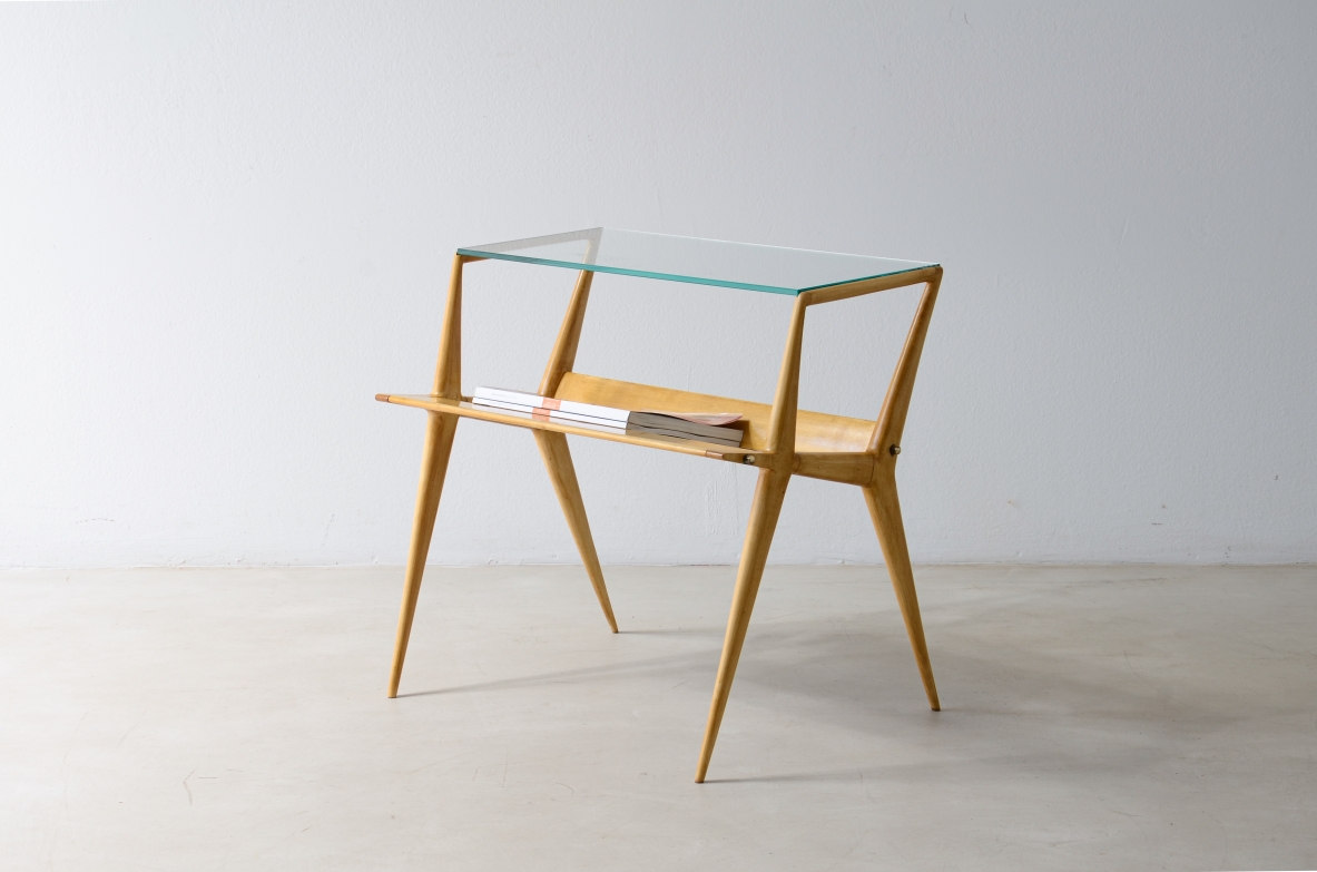 Attr. Gianni Vigorelli  Refined magazine rack table in turned maple with thick glass top 1950's