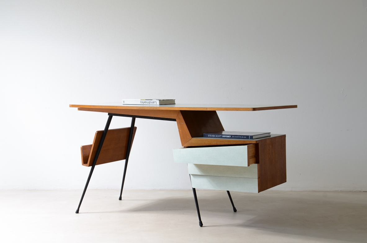 scrivania di gusto razionalista in metallo e legno con piani e cassetti rivestiti in metacrilato 1950