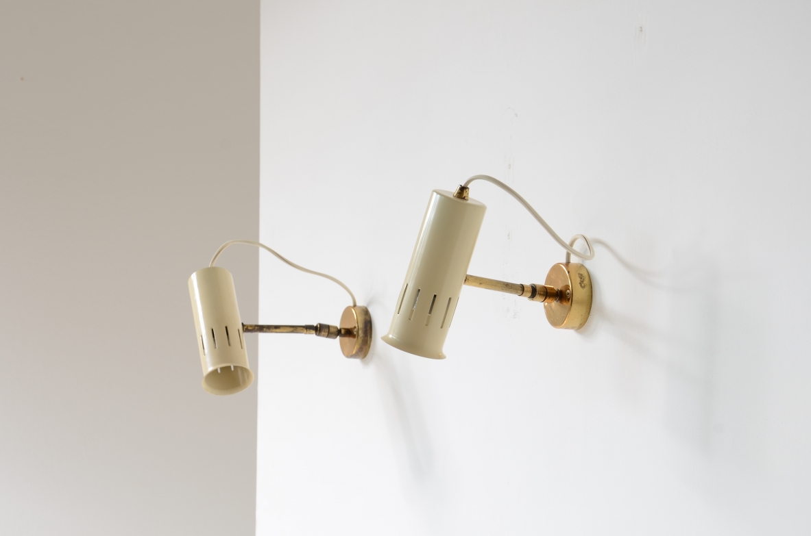 Coppia di faretti orientabili in tutte le direzioni in metallo laccato e ottone.1950