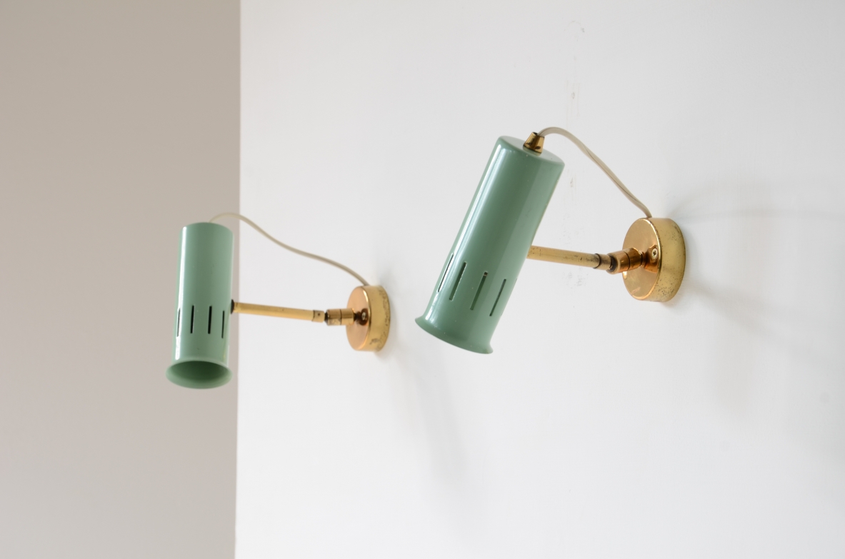 Pair of adjustable spotlights in all directions in lacquered metal and brass. 1950