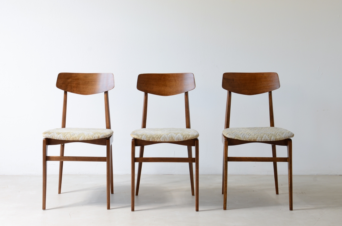 Set di 6 sedie in tek con cartella sagomata e seduta in tessuto imbottito.  Manifattura italiana 1960ca.