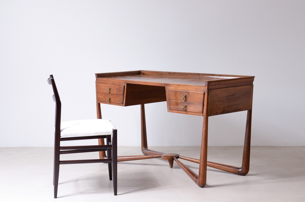Guglielmo Ulrich   Elegante scrittoio in noce con crociera a terra e 4 cassetti sagomati Manifattura 1940ca.