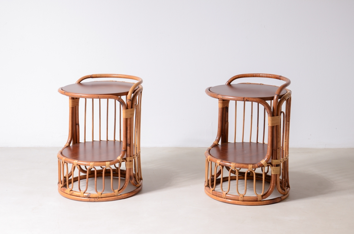 Coppia di comodini in giunco con due piani in legno. Manifattura italiana 1960ca.