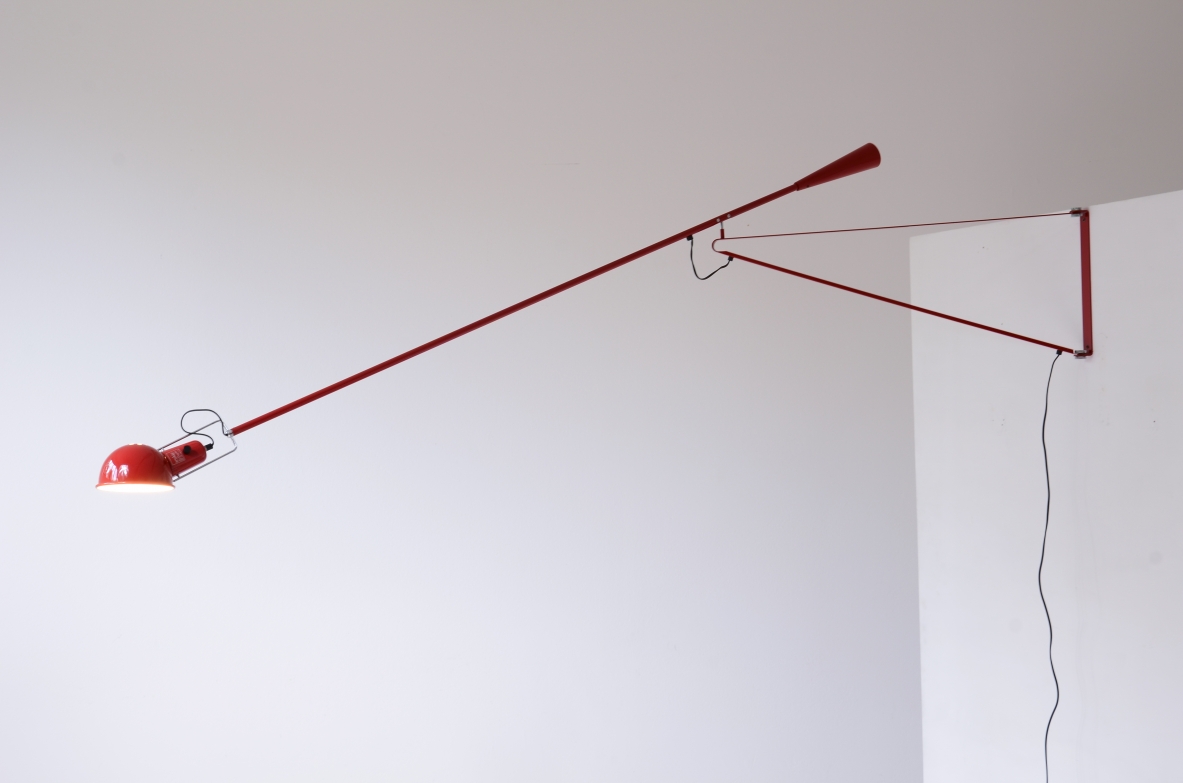 Paolo Rizzatto  Lampada orientabile in tutte le direzioni. Scatola e imballaggio originale Arteluce.  Produzione Arteluce, 1968.
