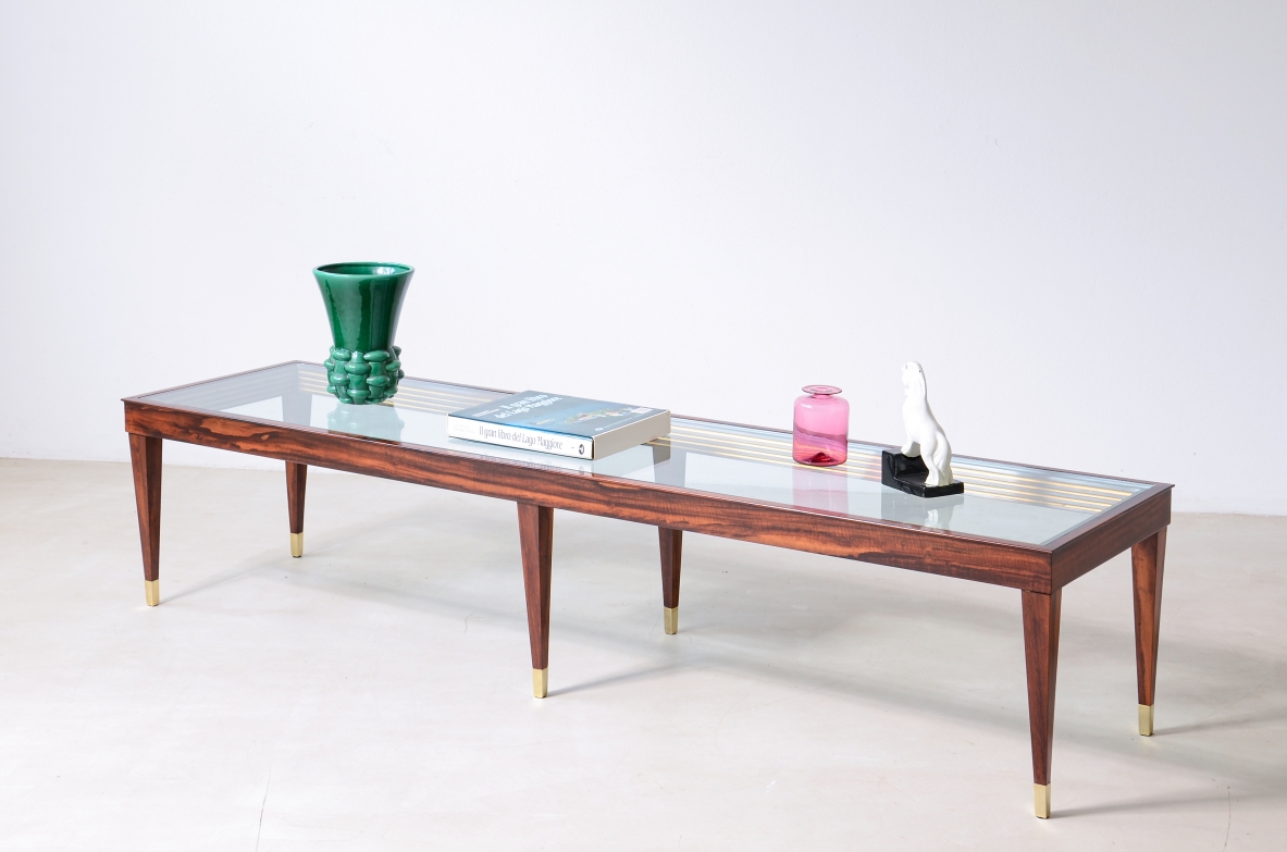 Grande tavolo basso a sei gambe tronco piramidali con puntali in fusione in bronzo, piano in cristallo molato 1950