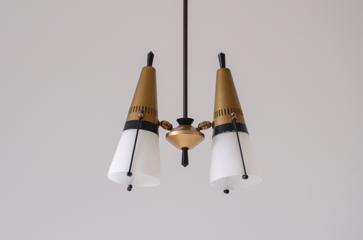 Piccolo lampadario in metallo e ottone con due coni in vetro opaline. 1950