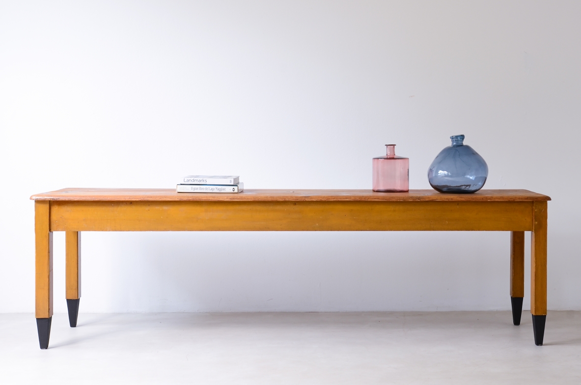 Large pine wood table painted in yellow ochre, 18th-century manufacture.